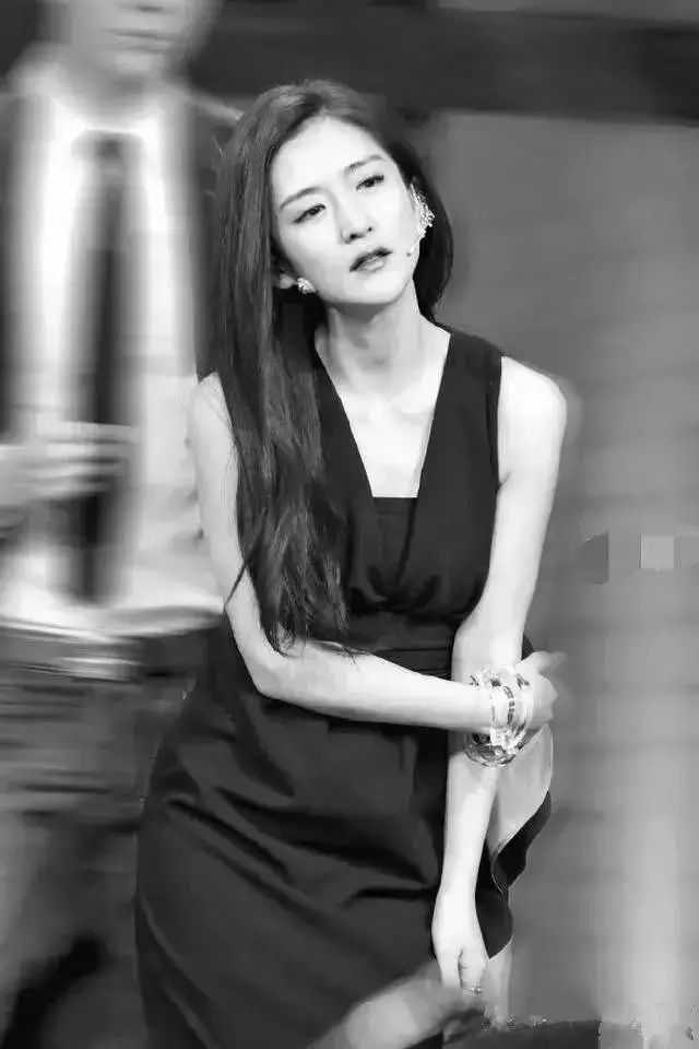 谢娜晒性感美照 网友:流动照片只有你才展现得这么美