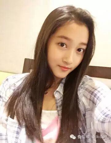 18岁关晓彤穿短裙 露白皙长腿亭亭玉立(图)