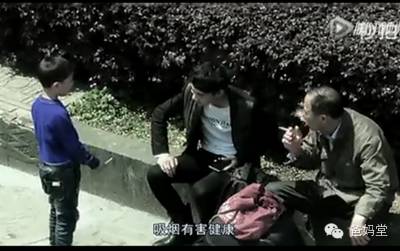 《抽烟的小孩》当孩子抽烟借火时,你会给他点吗?