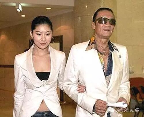 别再说谢霆锋渣了,他老爸比他还渣,都80了还交小46岁女...