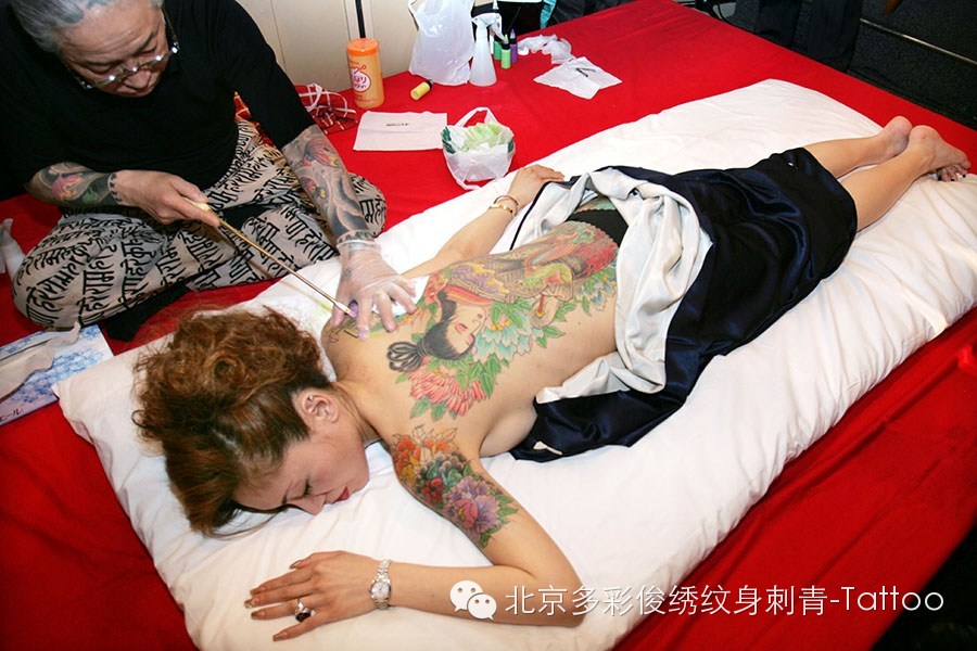 让人惊叹的日本纹身女人