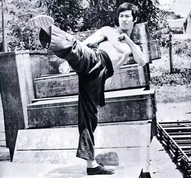 纪念一代宗师李小龙75周年诞辰!