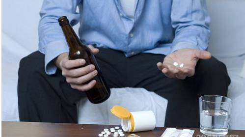 头孢+酒=毒药 这事儿真的有!警惕与酒犯冲的那些药！