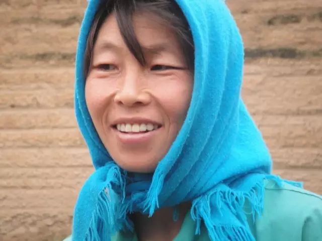 在我国西北的冬天和春天,一些汉族妇女也会用头巾包住头,其实确切的来