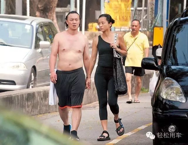 陈奕迅光膀子上街豪放秀肚腩