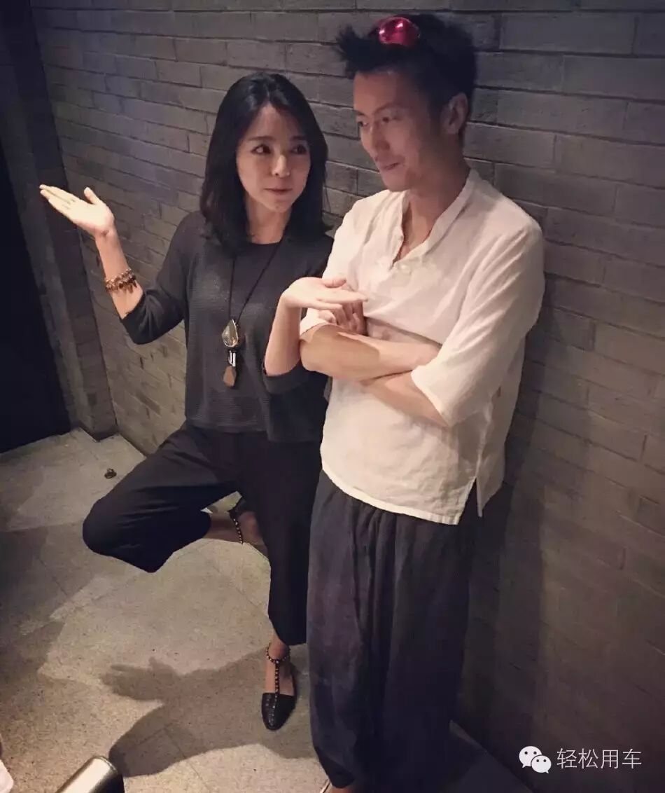 谢霆锋聚餐笑容帅气 棉麻穿着酷似王菲
