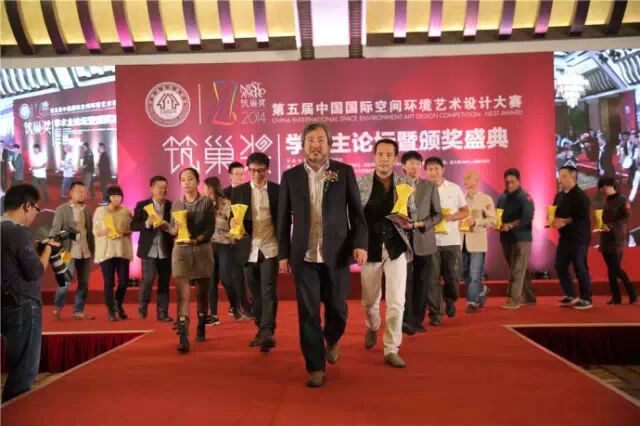 中央美术学院建筑学院副院长、教授王铁陪伴获奖设计师从T台走向公众