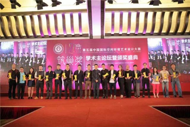 清华大学美术学院常务副院长、教授郑曙旸与获奖设计师合影留念