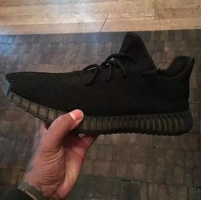 亲自上脚550!Kanye West 上脚全新未发售 Yeezy Boost 鞋...