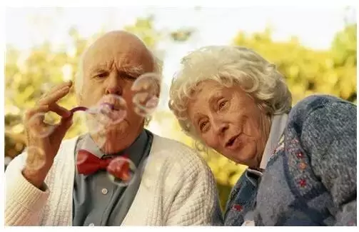 愚蠢的丈夫用一头牛换了一袋烂苹果，回家后老婆竟然还吻了他..... 第4张