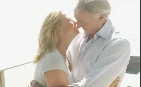 愚蠢的丈夫用一头牛换了一袋烂苹果，回家后老婆竟然还吻了他..... 第2张