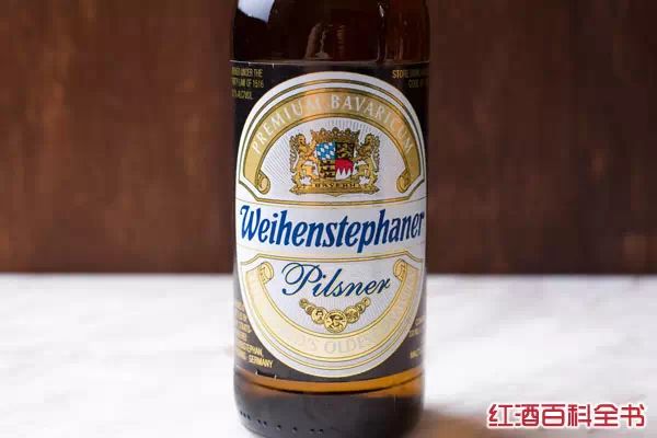 现在说到啤酒,小资的人都会从喝青岛、纯生等啤酒转为进口啤酒。在进口啤酒生产国中,德国被誉为啤酒天堂。德国啤酒种类繁多,据说,如果一个人每天尝试不同种类的德国啤酒,那么,在这项工作上,他要耗费13年!据统计,世界上每三家啤酒厂中就有一家在德国。德国啤酒如此之多,为方便各大啤酒迷们选购啤酒,红酒百科全书(微信号:wikiwine)特奉上德国啤酒分类大全。 1、淡啤:比尔森啤酒 淡啤一种颜色较淡的啤酒,根据发酵方式可分为爱尔淡啤(Ale)和拉格啤酒(Lager)。 比尔森啤酒(Pilsners)是在德国喝得