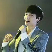 LAY(张艺兴)与偶像林俊杰同台演唱感动全场