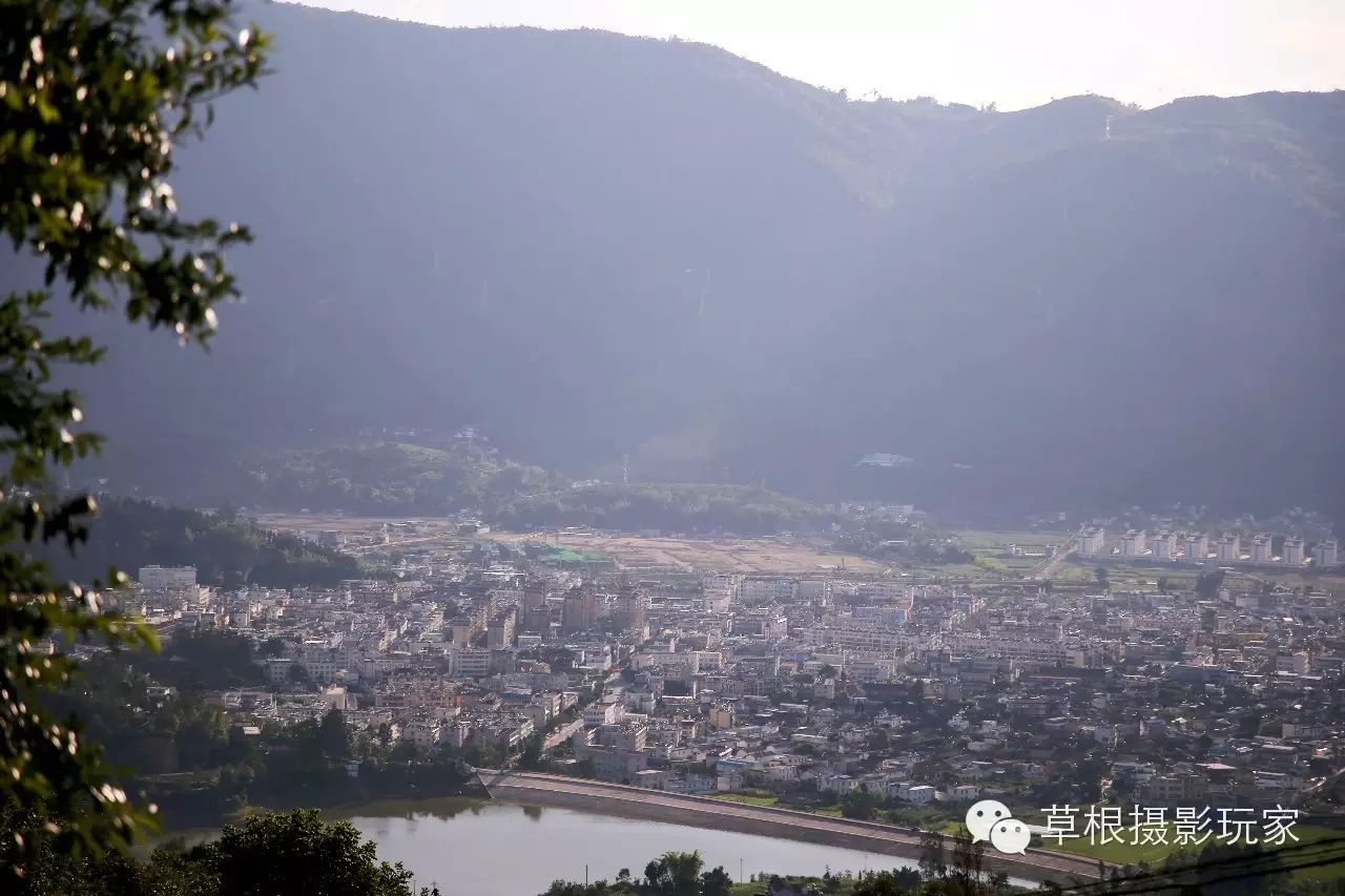 四大山旅游风景区位于施甸甸阳镇之东的木老元布朗族彝族乡,海拔