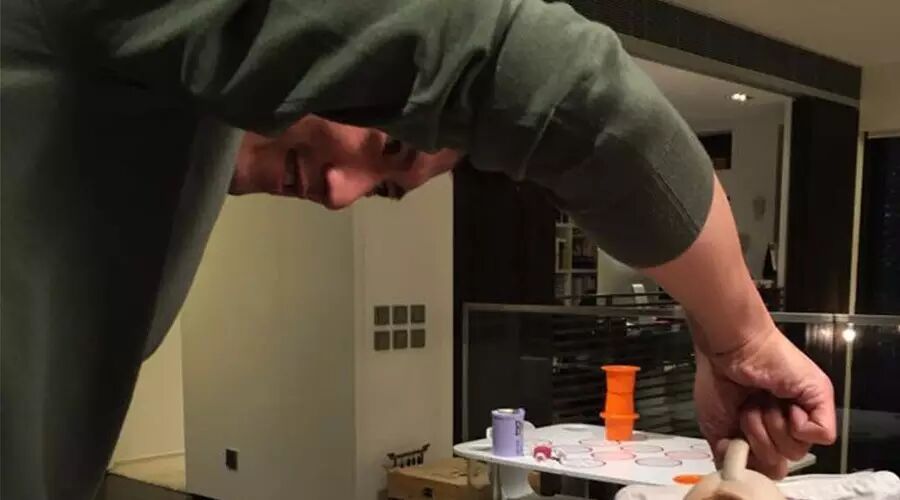 22/2 谢霆锋Facebook 添加了 5 张新照片