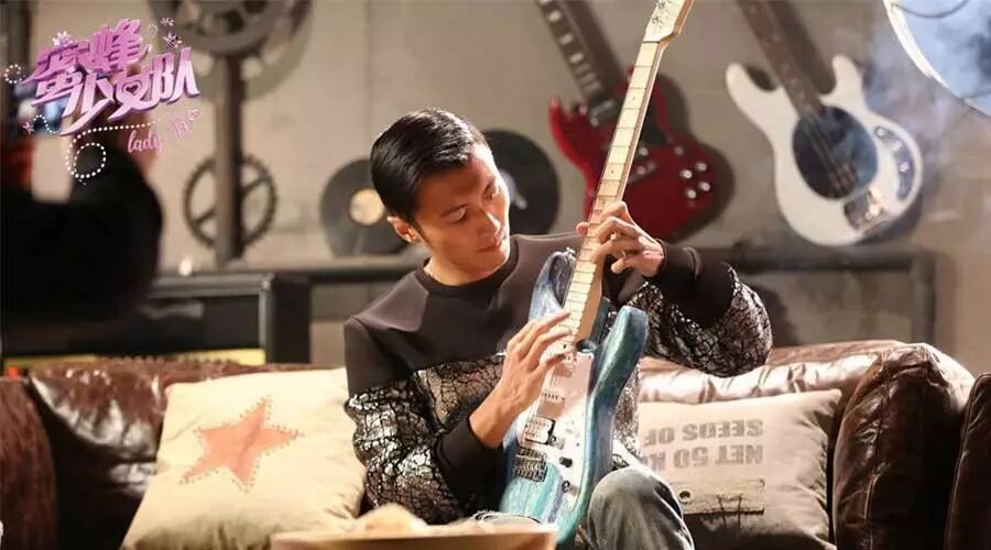 《蜜蜂》谢霆锋12年后重拾吉他为少女写歌