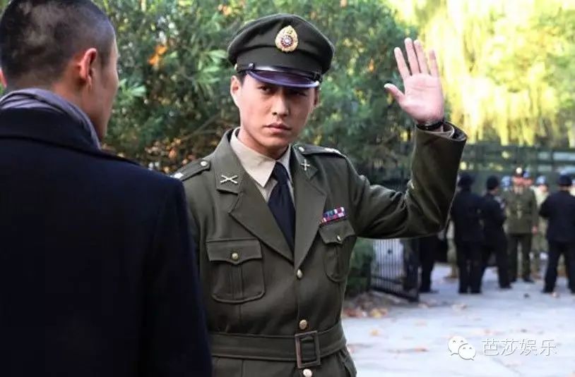 冲着胡歌看了《伪装者》,却拜倒在了他大哥靳东的西装