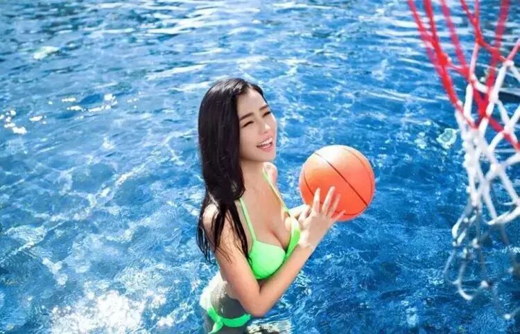 女神姚星彤性感湿身玩球,你能分得清大小球吗?