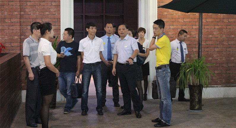 热烈欢迎上海农工商地产周总一行到黄金时代健身参观考察