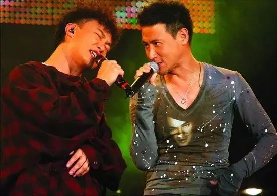 张学友&陈奕迅《每天爱你多一些》现场版