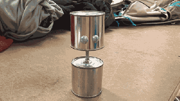 用螺丝将树脂棒和制动弹簧固定好,然后与罐子的底部连接起来.