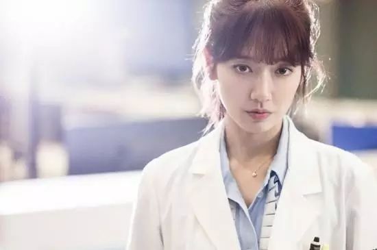 朴信惠最新韩剧《Doctors》穿衣搭配赏析