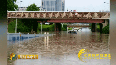 6月2日早上,南昌市丰和立交桥下积水严重,一辆汽车停在桥底的积水中