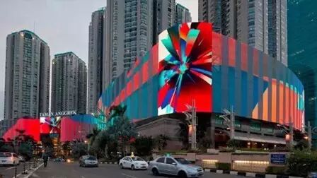 城里的人真会玩 LED显示屏做成这样简直逆天了！