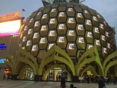 商用价值导向转变 LED显示屏“改头换面”凸显艺术范