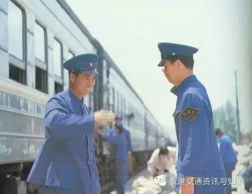 50年代据公开资料,1984年中国铁路改用西装式制服以来,历经84式,94式