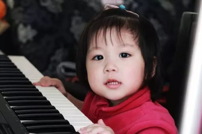 2岁半小女孩模仿“邓紫棋”萌翻你