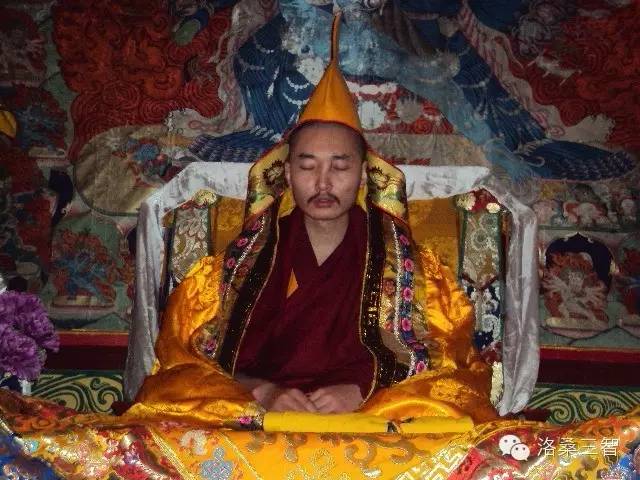 从幼年起学经于西藏哲蚌寺,天资聪颖,勤奋好学,因博通显密宗义,深得徒