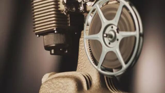 古董 农村老衣服_老农村电影美女剪长发_农村老电影