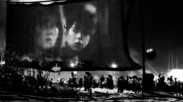 古董 农村老衣服_老农村电影美女剪长发_农村老电影