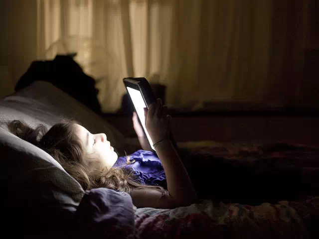 睡前玩iPad：睡不着，起不来