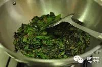 很快的茶叶就炸的黑褐色且硬挺酥