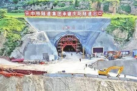 位于葛崾岘乡天子村青龙咀组的庆城隧道出口,已完成洞口边仰坡,导向墙
