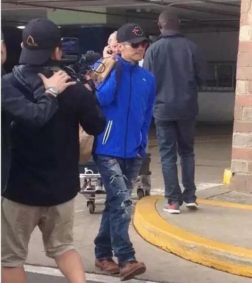 谢霆锋现身非洲录制节目