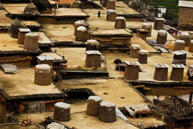 土掌房是最古老的彝族传统民居,大多建筑在干旱少雨的高寒山区和河谷