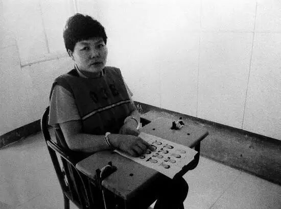 新闻播爆:女子怀孕8次生5娃全卖掉;上重点大学被骗850馀万元;夫妻在24年里养了16个孩子;重庆高温民众水中打牌吃饭.-怀孕期