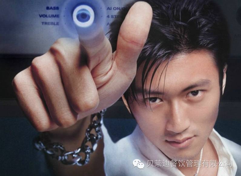 谢霆锋重拾吉他上演live秀 引粉丝集体致青春