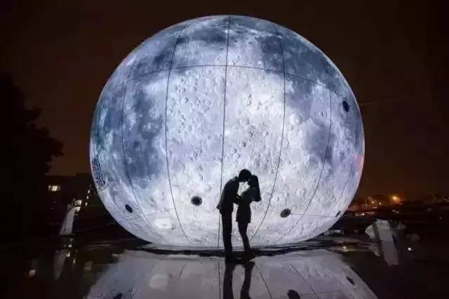 【头条】巨型月球惊现满庭春 ！！！