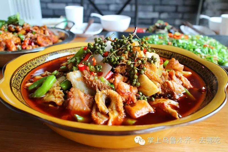 乌鲁木齐超逼格的烤鱼活鱼现烤味道巴适的很还有牛肚鸡冷锅串串辣椒