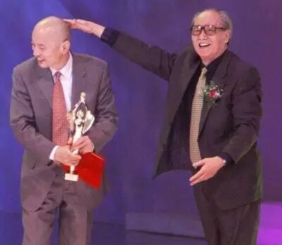 近日,两位老艺术家相继去世的新闻头条却没争过吴亦凡的...