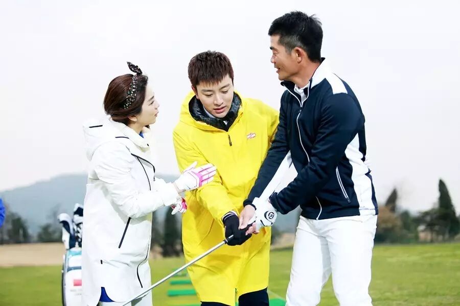 “假指导”贾乃亮害摄像师吃草?ELLA频失误,曾志伟直...