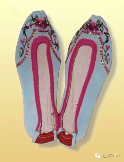 瑶族的绣花鞋通常为"大脚鞋",但由于受到当地汉族的影响,许多生活习俗