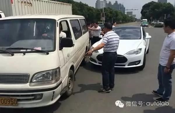 特斯拉中國(guó)首次撞車：最貴電動(dòng)跑車是如何維修的？