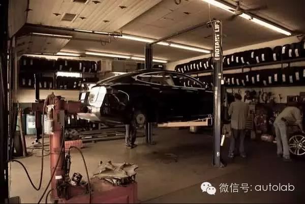 特斯拉中國首次撞車：最貴電動跑車是如何維修的？