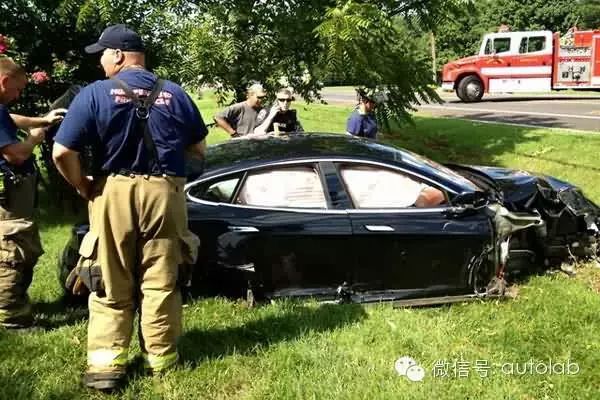 特斯拉中國首次撞車：最貴電動跑車是如何維修的？