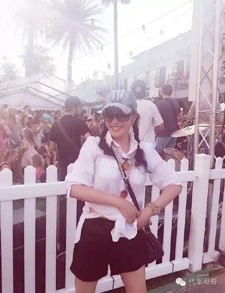 61岁刘晓庆一身潮装打扮,宛如18岁少女青春火辣辣